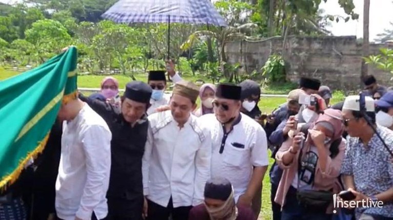 Prosesi Pemakaman Ibunda Kiki Farrel Prosesi Pemakaman Ibunda Kiki Farrel