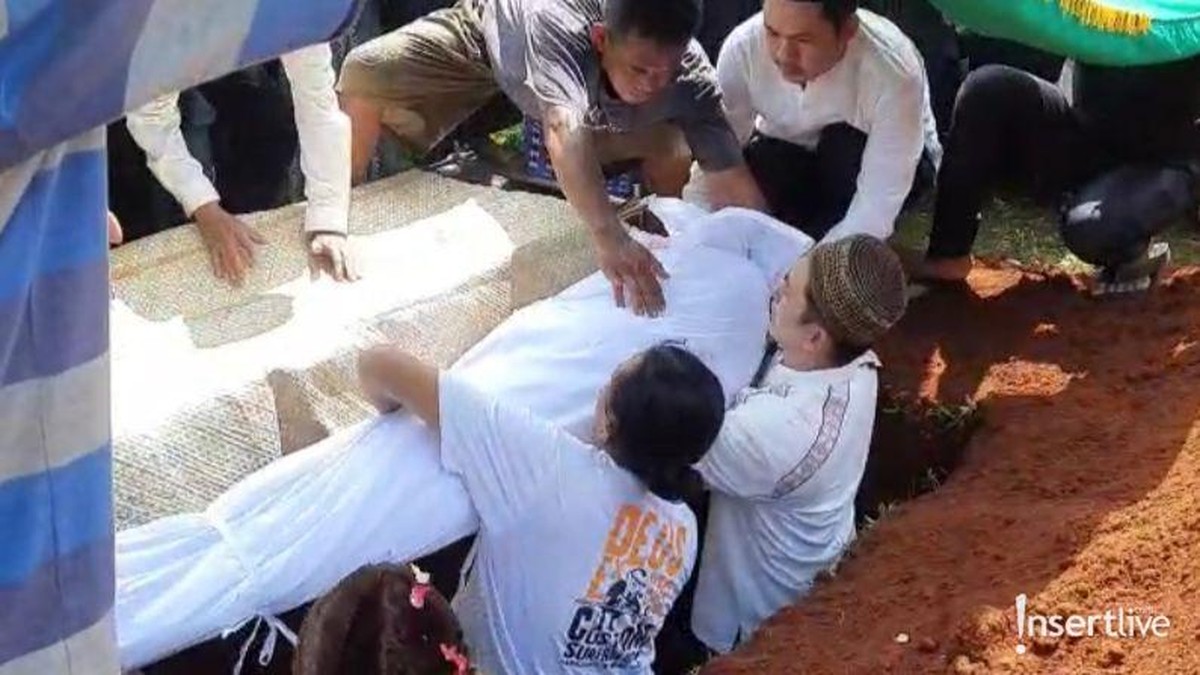 Prosesi Pemakaman Ibunda Kiki Farrel