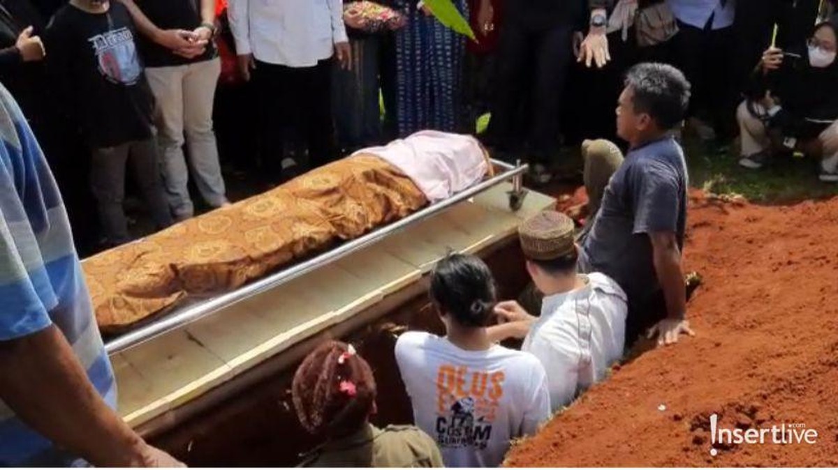 Prosesi Pemakaman Ibunda Kiki Farrel