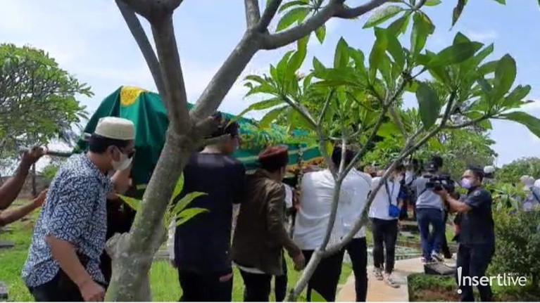 Prosesi Pemakaman Ibunda Kiki Farrel Prosesi Pemakaman Ibunda Kiki Farrel