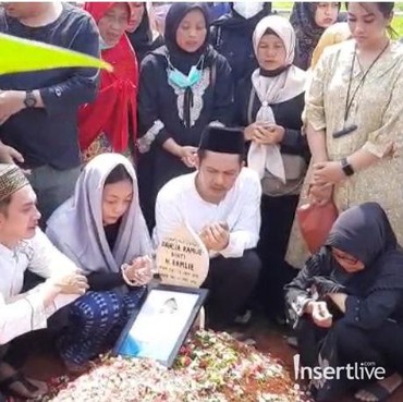7 Potret Kiki Farrel Penuh Isak Tangis Antar Ibunda ke Peristirahatan Terakhir