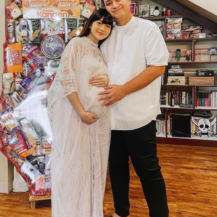 <p>Sambil menampilkan <em>baby bump-</em>nya, Adiezty dan Gilang tampaknya sudah tidak sabar menyambut kehadiran Si Kecil, nih, Bunda. (Foto: Instagram @adieztyfersa)</p>