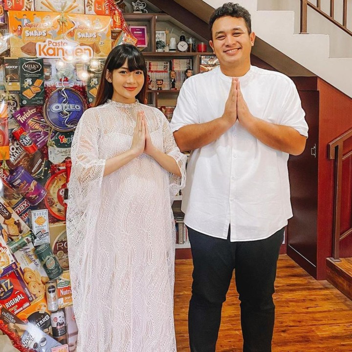 <p>Selalu tampil kompak, pasangan ini mengenakan pakaian berwarna putih saat merayakan Hari Raya Idul Fitri, nih, Bunda. (Foto: Instagram @adieztyfersa)</p>