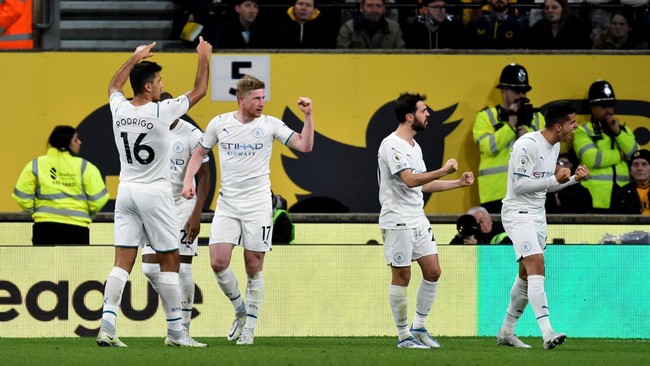 Manchester City tak hanya berlari kencang menjauhi Liverpool namun juga menambah selisih gol atas sang rival.