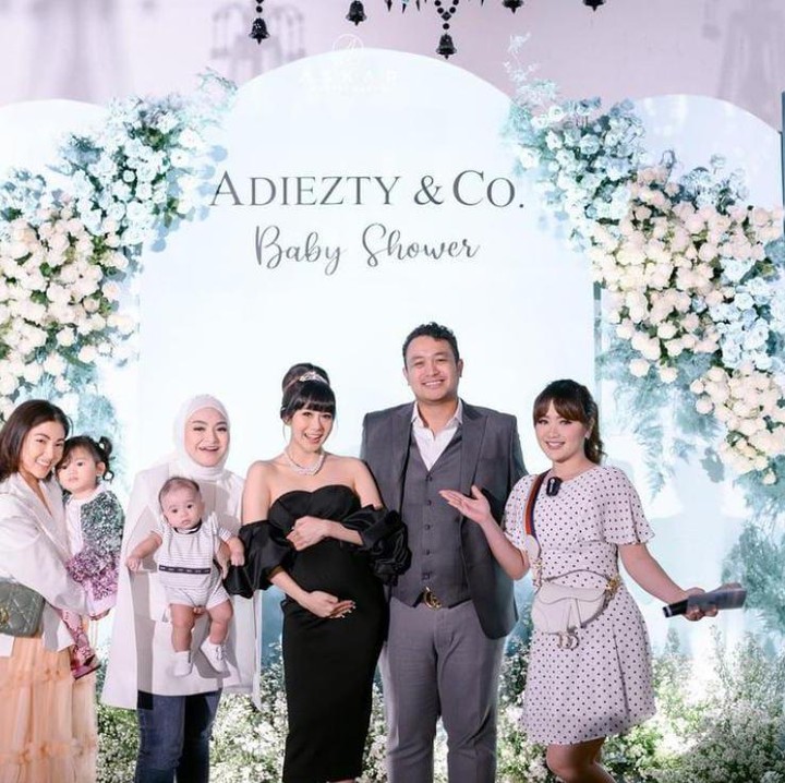 <p>Tak hanya keluarga, acara baby shower tersebut juga dihadiri beberapa artis terkenal seperti Sarwendah bersama Si Kecil Tania, Nathalie Holscher bersama baby Adzam, dan Vega Darwanti. (Foto: Instagram @adieztyfersa)</p>