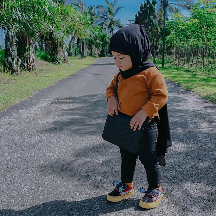 <p>Selain itu, di akun Instagram Sky yang dikelola orang tuanya, Sky juga sering memperlihatkan gaya OOTD-nya. Seperti di foto ini, Sky terlihat sangat menggemaskan mengenakan hijab ya, Bunda. (Foto: Instagram @oceanaskygumilar)</p>