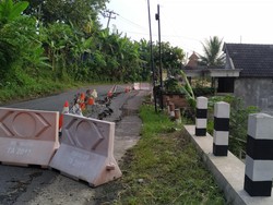 Jalan Ambles di Kab Blitar Sepanjang 15 Meter, 7 Rumah Dikosongkan