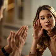 Dari Ganggu Pekerjaan Hingga Penguasaan Uang, Ketahui 3 Tanda Pasangan Melakukan Financial Abuse!