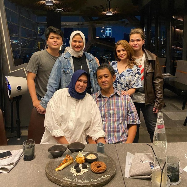 <p>Tissa selalu ada tiap perayaan hari penting bersama keluarga. Tak hanya Lebaran, ia juga hadir di perayaan ulang tahun orang ayahnya seperti berikut. Sang kekasih, Dul juga tampak ikut. (Foto: Instagram @tissabiani)<br /><br /><br /></p>