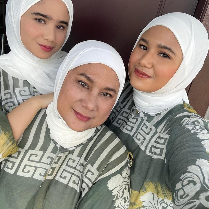 <p>Tissa sendiri merupakan anak bungsu dari dua bersaudara, Bunda. Ia memiliki seorang kakak perempuan dengan wajah mirip dengannya, lho. (Foto: Instagram @tissabiani)<br /><br /><br /></p>