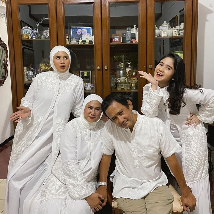 <p>Melalui media sosial Instagram, Tissa memang tak begitu sering mengunggah potret bersama keluarganya. Meski begitu, postingan yang ia bagikan selalu menunjukkan kekompakan. (Foto: Instagram @tissabiani)<br /><br /><br /></p>