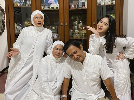 7 Potret Tissa Biani Aktris Film KKN di Desa Penari Bersama Keluarga, Harmonis Bun
