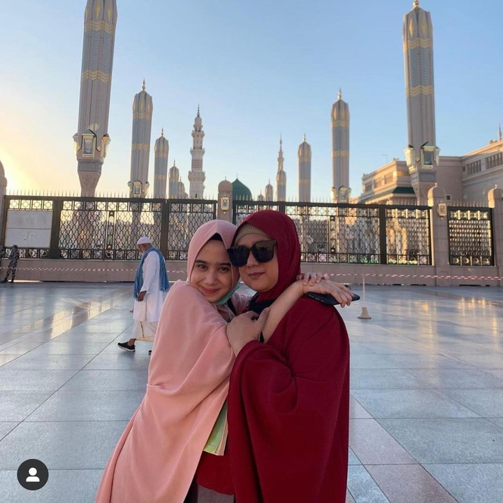 <p>Tak hanya ayah, ia juga pernah bagikan potret bersama sang ibunda di hari ulang tahun. Potret keduanya terlihat manis, ya? (Foto: Instagram @tissabiani)<br /><br /><br /></p>