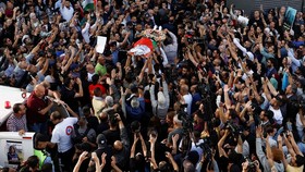 Pekik Takbir sebelum Pemakaman Jurnalis Al Jazeera di Gereja Yerusalem