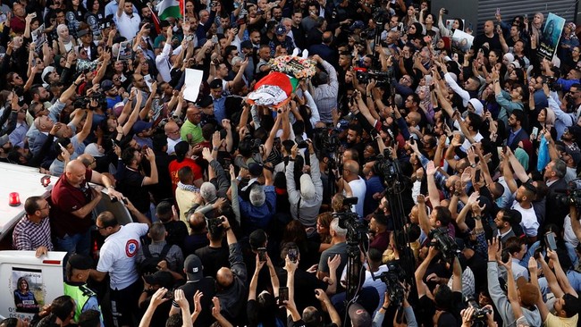 Kala pekik takbir mengiringi jenazah jurnalis Al Jazeera, Shireen Abu Akleh, sebelum prosesi pemakaman di gereja katedral Yerusalem, Palestina.