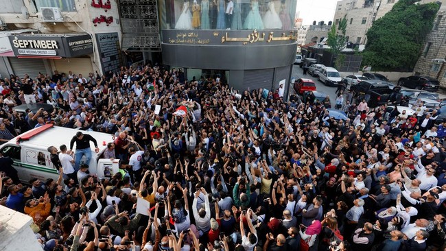 Pasukan Israel menggebuki sejumlah warga Palestina yang hadir dalam pemakaman jurnalis Al Jazeera Shireen Abu Akleh di Yerusalem, Jumat (13/5).