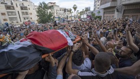 FOTO: Duka Warga Palestina Usung Jenazah Wartawan Al Jazeera