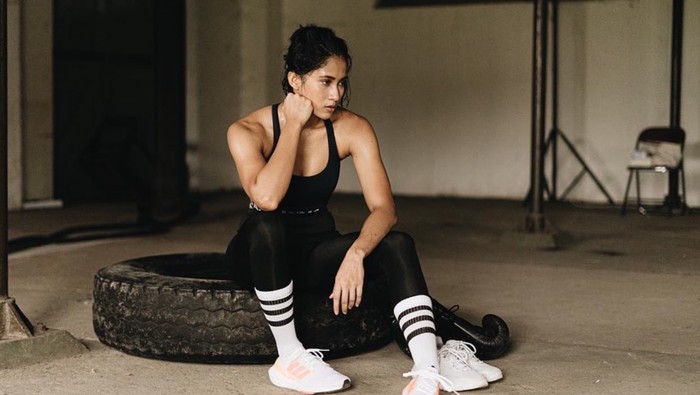 img-title Intip Gaya Sporty ala Aghniny Haque yang Kece Banget! Cocok Buat Hangout