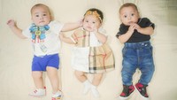 <p>Belum lama ini, Al Fatih bertemu dengan anak artis lain yang seumuran. Ada Rayyanza dan Ameena. "Bismillah tumbuh jadi anak shaleh dan shaleha," tulis Lesti dalam Instagram @lestykejora. (Foto: Instagram @lestykejora)</p>