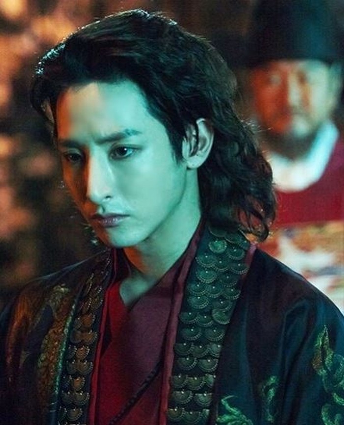 Dikenal memiliki visual seperti vampir, Soo Hyuk kerap mendapatkan peran sebagai vampir di drama Scholar Who Walks the Night dan Vampire Idol./ Foto: instagram.com/ leesoohyuk