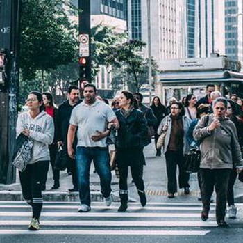 5 Ciri Kepribadian Orang yang Tidak Sabar Melihat Orang Lain Berjalan Lambat
