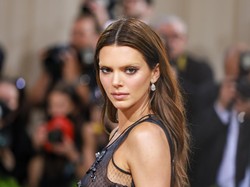 Kendall Jenner Geram Dituding Operasi Plastik, Tegaskan Wajahnya Alami