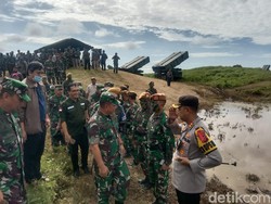 Jenderal Dudung Cek Latihan Senjata Berat-Sebar Sembako di Sukabumi