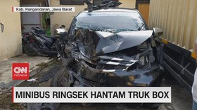 VIDEO: Minibus Ringsek Hantam Truk Boks