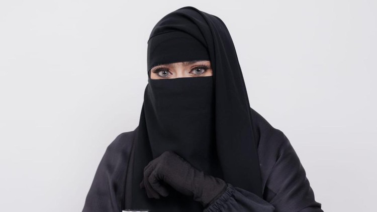 Perawatan wajah untuk wanita bercadar.