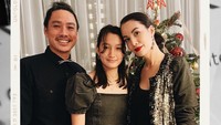 <p>Bunda masih ingat dengan Nadya Hutagalung? Setelah menikah menikah dengan seorang atlet renang asal Singapura bernama Desmond Koh, artis cantik berdarah Batak ini dikaruniai seorang putri bernama Nayla. (Foto: Instagram: @nadyahutagalung)</p>