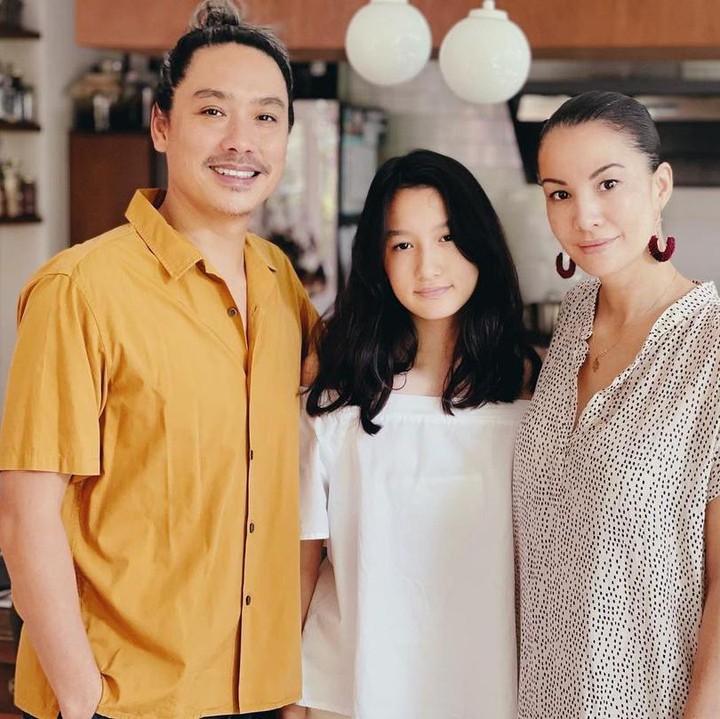 <p>Setelah menikah menikah dengan seorang atlet renang asal Singapura bernama Desmond Koh, artis cantik berdarah Batak ini dikaruniai seorang putri bernama Nayla. (Foto: Instagram: @nadyahutagalung)</p>