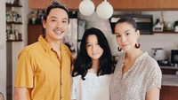 <p>Nadya Hutagalung menikah dengan seorang atlet renang asal Singapura bernama Desmond Koh. Setelah menikah, ia dikaruniai seorang putri bernama Nayla. (Foto: Instagram: @nadyahutagalung)</p>
