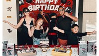 <p>Dengan tema ninja, Nia Ramadhani dan keluarga mengenakan pakaian serta hitam dan merah. Kompak banget, ya. (Foto: Instagram: @ramadhaniabakrie)</p>