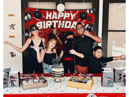 7 Potret Pesta Ulang Tahun Anak Bungsu Nia Ramadhani di Amerika Pakai Kostum Ninja