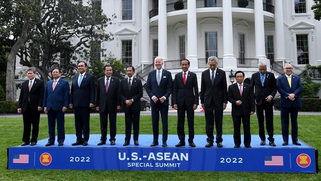 Terancam China, Biden Janjikan US$150 Juta dan Duta Besar ke ASEAN Presiden Amerika Serikat Joe Biden menjanjikan komitmen jangka panjang untuk Asia Tenggara saat bertemu para pemimpin ASEAN di Gedung Putih