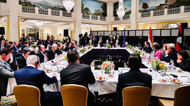 Presiden Jokowi menjajakan berbagai potensi Indonesia untuk menjadi ladang industri dan investasi asing saat bertemu CEO perusahaan besar AS di Washington.