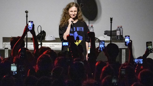 FOTO: Konser Protes Pussy Riot untuk Invasi Rusia ke Ukraina