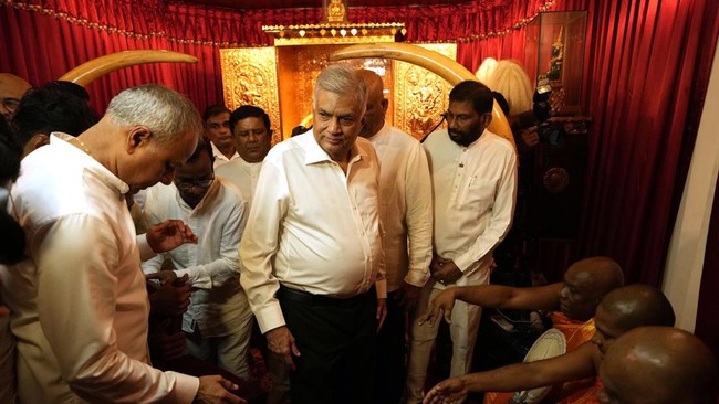Krisis ekonomi Sri Lanka terus memburuk hingga PM Wickremesinghe mendesak warga untuk menerima dan menghadapi situasi gawat saat ini.