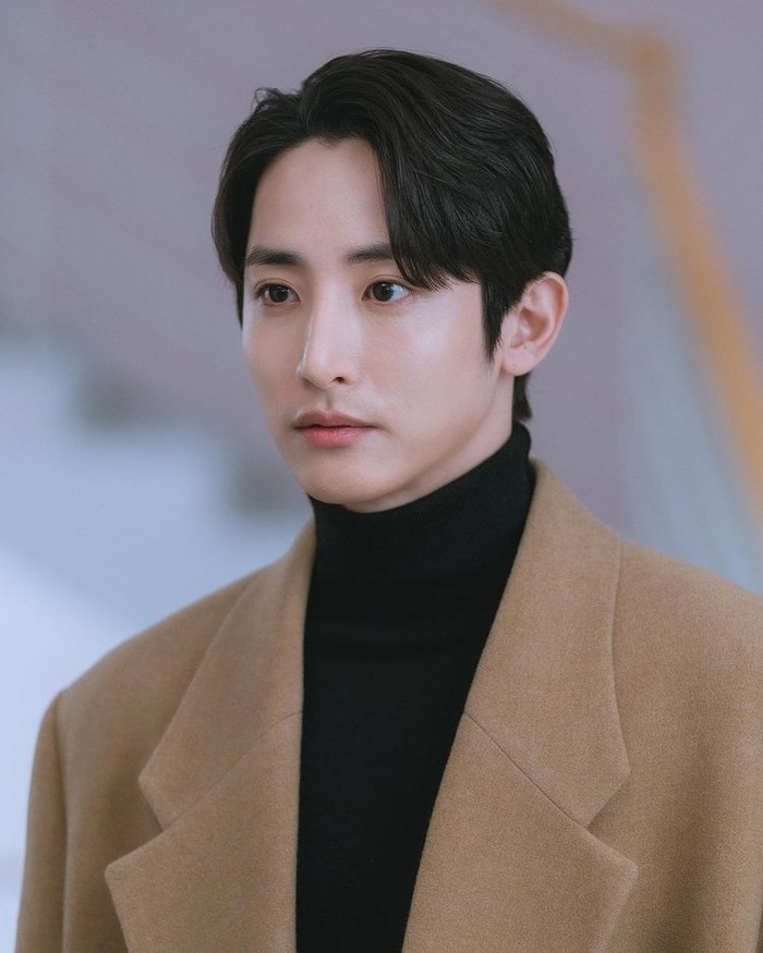 Sejak saat itu,Lee Soo Hyuk aktif membintangi sejumlah drama seperti Doom at Your Service tahun 2021 lalu, drama yang pernah dibintanginya sebelum bermain di drama terbarunya saat ini, Tomorrow./ Foto: instagram.com/ leesoohyuk