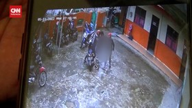 VIDEO: Diduga Rebutan Anak, Pria Aniaya Anak-IStri Di Halaman Sekolah