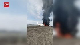VIDEO: Momen Pesawat Penumpang Tibet Airlines Mendarat Dan Terbakar