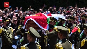 VIDEO: Pekik Takbir dan Tahlil di Pemakaman Jurnalis Al-Jazeera