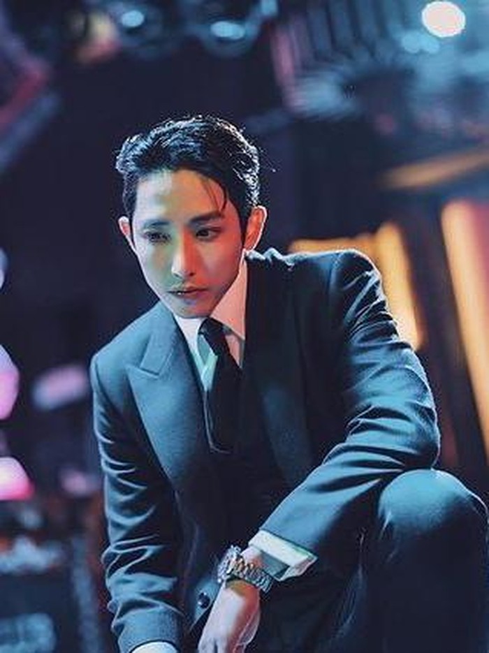 Tomorrow menjadi drakor terbaru Lee Soo Hyuk di tahun 2022 yang sukses memikat perhatian para penggemarnya. Ia berperan sebagai ketua grim reaper atau malaikat maut di tim pengawal, dengan penampilannya yang badass./ Foto: instagram.com/ leesoohyuk