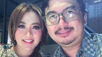 <p>Meski terpaut usia 10 tahun, Vega dan Dema tetap terlihat mesra sejak menikah 13 tahun silam, nih. (Foto: Instagram @vegadarwanti123)</p>