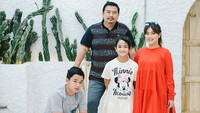 <p>Dari pernikahan tersebut, Vega dan Dema dikaruniai dua orang anak. Putra pertamanya, Atmadeva Razka lahir pada 2010. Sedangkan putrinya, Nadeva Letizia lahir pada 2013. (Foto: Instagram @vegadarwanti123)</p>