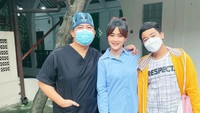 <p>Suami Vega yang berprofesi sebagai dokter itu jarang tersorot publik. Namun, hingga kini ia diketahui masih menjalani profesi tersebut. (Foto: Instagram @vegadarwanti123)</p>