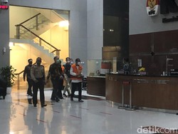 KPK Ultimatum Karyawan Minimarket AM Tersangka Suap Walkot Ambon!