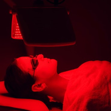 Mengenal Terapi Sinar Merah yang Diklaim Bisa Redakan Kerutan
