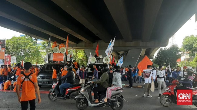 Ketujuh belas tuntutan itu di antaranya menolak omnibus law UU Cipta Kerja dan menghapuskan sistem outsourcing