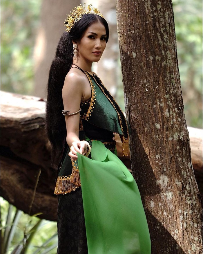 Aulia Sarah yang memerankan jin berwujud ular bernama Badarawuhi pun berhasil bikin merinding. Tampil berbusana serba hijau dengan mahkota emas di kepala, membuat kharismanya sebagai Badarawuhi semakin terpancar. (Foto: instagram/owliasarah).